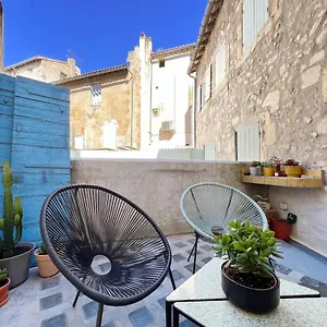 https://spacious-2br-in-arles-historical-center-with-terrace.fr-provencehotel.com